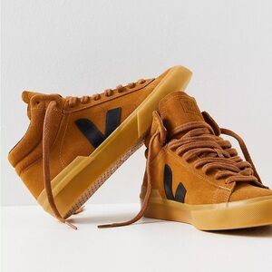 VEJA women’s MINOTAUR SUEDE CAMEL BLACK mid high top sneaker size 9
